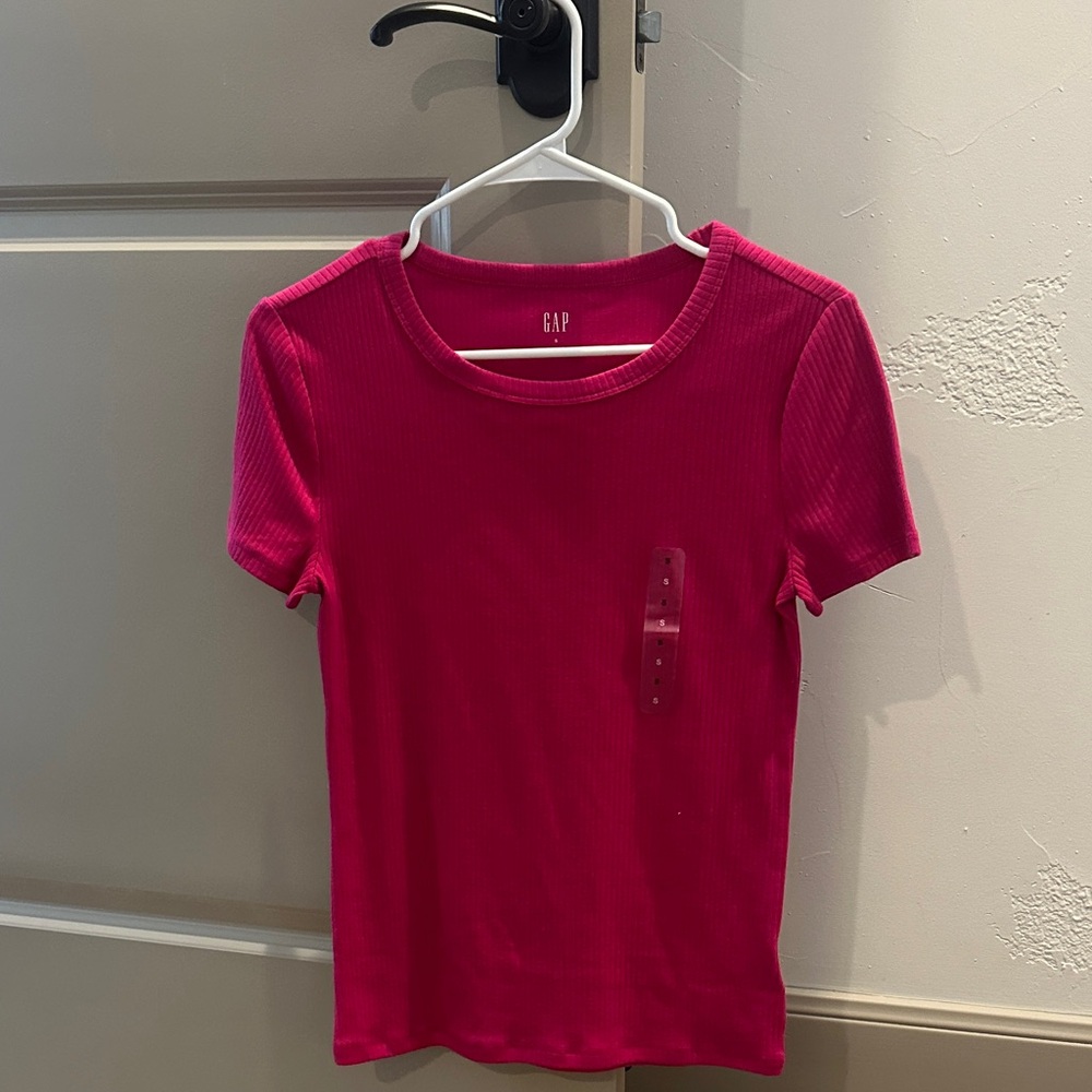 GAP Fuchsia Ribbed Tee